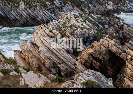 Baleal, Portogallo - formazioni rocciose sulle acque dell'Oceano Atlantico con vegetazione salata Foto Stock