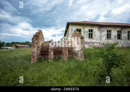 Edificio abbandonato in mattoni nel villaggio di Konska, Bulgaria. Foto Stock