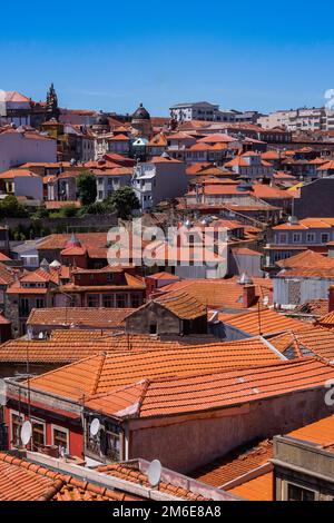 Porto, Portogallo - Case tradizionali colorate con tetto piastrellato arancione e piccoli balconi Foto Stock