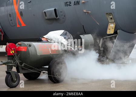 Staff Joe Sewell, Nevada Air National Guard C-130H Hercules, capo equipaggio, si prepara a ricaricare l'ossigeno liquido su un aereo di ricambio Modular Airborne Firefighting Systems (MAFFS) durante un allenamento primaverile annuale a Boise, Idaho, 26 aprile 2022. Le unità MAFFS sono in formazione per gli Stati Uniti Missione Northern Command. In caso di attivazione durante l'anno dell'incendio, First Air Force (AFNORTH), USA Il comando della componente aerea del comando del nord è il capo operativo del DoD per gli sforzi militari aerei per sostenere le richieste di assistenza antincendio dell'USDA Forest Service-National Interagency Fire Center. Foto Stock