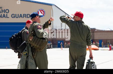 I membri dell'equipaggio della Guardia Nazionale dell'aria del Nevada camminano lungo la linea di volo dopo aver completato una sortie durante l'allenamento primaverile annuale dei sistemi antincendio modulari ad aria (MAFFS) a Boise, Idaho, 26 aprile 2022. Le unità MAFFS sono in formazione per gli Stati Uniti Missione Northern Command. In caso di attivazione durante l'anno dell'incendio, First Air Force (AFNORTH), USA Il comando della componente aerea del comando del nord è il capo operativo del DoD per gli sforzi militari aerei per sostenere le richieste di assistenza antincendio dell'USDA Forest Service-National Interagency Fire Center. Foto Stock