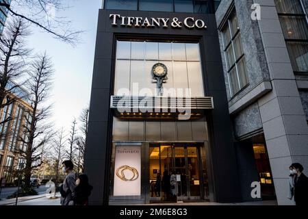 Tokyo, Giappone. 3rd Jan, 2023. Un Tiffany & Co. Negozio di gioielli di lusso in Marunouchi. Tiffany & Co. È stata fondata nel 1837 dal gioielliere Charles Lewis Tiffany e divulgata da suo figlio a New York City. Nel 2021 la multinazionale francese LVMH MoÃ«t Hennessy Louis Vuitton ha acquisito la società per $15,8 miliardi di dollari e ha portato la società privata fuori dalla Borsa di New York. L'azienda è guidata dal CEO Anthony Ledru e LVMH è guidata dal billionaire Bernard Arnault.Ginza è un famoso quartiere dello shopping di lusso noto per la sua selezione di negozi di lusso e ricchezza simile alla Fifth Avenue. È così Foto Stock