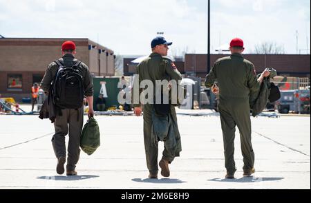 I membri dell'equipaggio della Guardia Nazionale dell'aria del Nevada camminano lungo la linea di volo dopo aver completato una sortie durante l'allenamento primaverile annuale dei sistemi antincendio modulari ad aria (MAFFS) a Boise, Idaho, 26 aprile 2022. Le unità MAFFS sono in formazione per gli Stati Uniti Missione Northern Command. In caso di attivazione durante l'anno dell'incendio, First Air Force (AFNORTH), USA Il comando della componente aerea del comando del nord è il capo operativo del DoD per gli sforzi militari aerei per sostenere le richieste di assistenza antincendio dell'USDA Forest Service-National Interagency Fire Center. Foto Stock