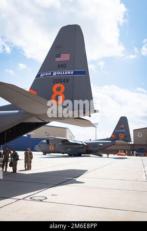 Due aerei Hercules della Guardia Nazionale dell'aria del Nevada C-130H si preparano a partire per una missione di addestramento durante l'allenamento primaverile annuale dei sistemi antincendio modulari aerei (MAFFS) a Boise, Idaho, 26 aprile 2022. Le unità MAFFS sono in formazione per gli Stati Uniti Missione Northern Command. In caso di attivazione durante l'anno dell'incendio, First Air Force (AFNORTH), USA Il comando della componente aerea del comando del nord è il capo operativo del DoD per gli sforzi militari aerei per sostenere le richieste di assistenza antincendio dell'USDA Forest Service-National Interagency Fire Center. Foto Stock