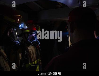 OCEANO INDIANO (26 aprile 2022) Joshua Capasso, responsabile del controllo dei danni, a destra, parla ai membri di una squadra antincendio circa le risposte pre-programmate durante un'esercitazione di controllo dei danni a bordo del cacciatorpediniere missilistico guidato USS Gridley (DDG 101) nell'Oceano Indiano, 26 aprile. Gridley è dislocato nell'area operativa della flotta degli Stati Uniti 5th per garantire la sicurezza e la stabilità marittima nella regione del Medio Oriente. Foto Stock