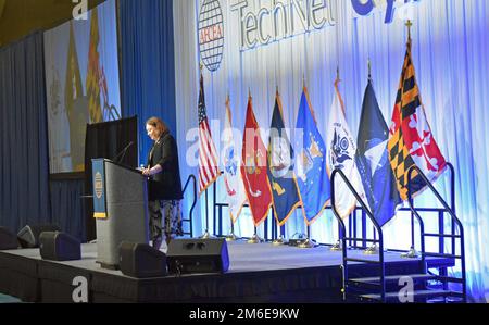 Susan Lawrence, Presidente e Amministratore Delegato dell'Armed Forces Communications Electronics Association (AFCEA), ha presentato il Vice Capo dello Stato maggiore, G-6 Lt. Gen. John B. Morrison, Jr. Il 26 aprile 2022 durante l'evento TechNet Cyber di tre giorni dell'AFCEA al Baltimore Convention Center. Le osservazioni principali del Lt. Gen. Morrison hanno evidenziato le riforme del quadro di gestione del rischio dell'esercito. Morrison è il consulente principale del capo di stato maggiore dell'esercito per il comando, il controllo, le comunicazioni, le operazioni cibernetiche e le reti per le operazioni in tutto il mondo. Foto Stock