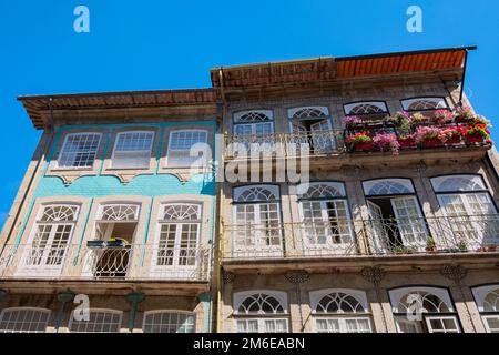 GuimarÃ£, Portogallo - belle e colorate case di pietra medievali tradizionali conservate Foto Stock