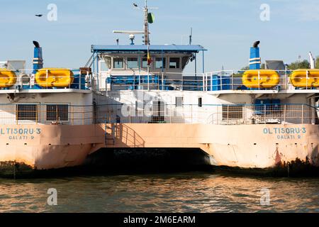 Galati, Romania - 15 settembre 2022: Nave Oltiroru 3 (tipo di nave - entroterra, traghetto ) che trasporta veicoli e passeggeri attraverso il Danubio a Septe Foto Stock