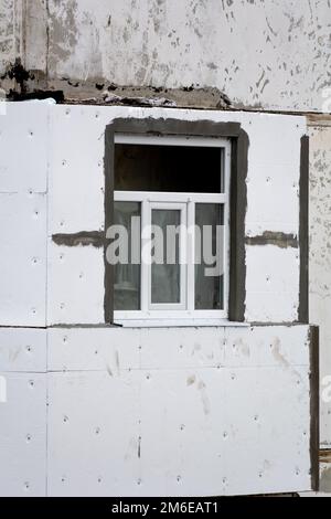 Nuove finestre in plastica sul balcone. Riscaldamento e ricostruzione del balcone dell'appartamento. Foto Stock