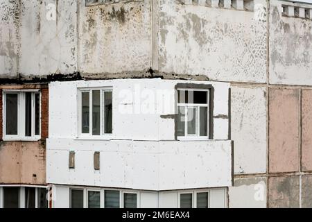 Tiraspol, Moldova - 11 dicembre 2022: Nuove finestre in plastica sul balcone del marchio WDS. Riscaldamento e ricostruzione del balcone dell'appartamento Foto Stock