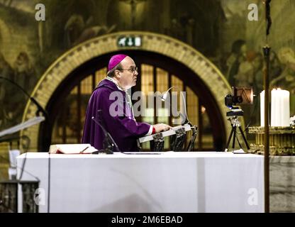 ROTTERDAM - 04/11/2023, Un servizio commemorativo per il Papa Emerito Benedetto XVI nella Cattedrale di Laurenziana e Elisabetta. Benedetto è morto all'età di 95 anni. Fu papa dal 2005 al 2013 e si dimise per motivi di salute. ANP REMKO DE WAAL olanda fuori - belgio fuori Foto Stock