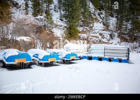 barche rovesciate su ghiaccio in inverno Foto Stock