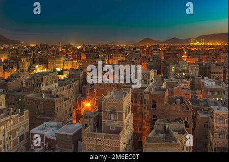 Panorama di Sanaa di notte, Yemen Foto Stock