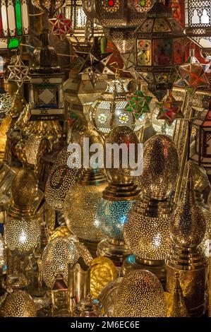 Tradizionale lanterna marocchina in negozio di antiquariato, Marrakech, Marocco Foto Stock