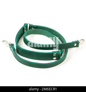 Cintura in pelle con accessori in carbina e metallo isolati su fondo bianco Foto Stock