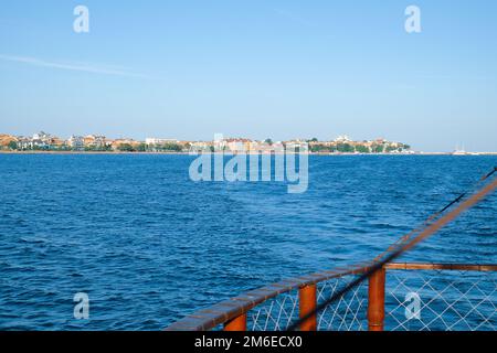 Vela con una piccola nave da crociera vicino alla costa di Pomorie, Bulgaria. Foto Stock