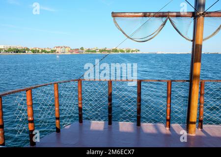 Vela con una piccola nave da crociera vicino alla costa di Pomorie, Bulgaria. Foto Stock