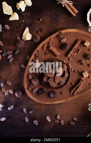 Tartufi di cioccolato sani e deliziosi intorno agli ingridienti con fagioli di cacao naturali, polvere, burro di cacao, zucchero di canna. swe sano Foto Stock