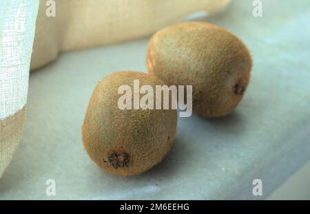 Kiwi frutta in finestra sil. Luce diurna. Foto Stock