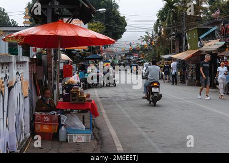 PAI, Thailandia. Novembre 19, 2022. Chai Songkhram Road con venditori ambulanti al mattino Foto Stock