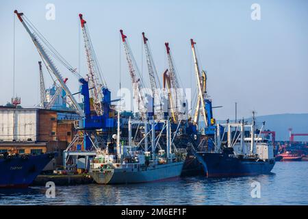 Le montagne russe commerciali stanno caricando al porto commerciale di Vladivostok. Foto Stock