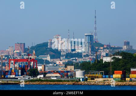 Estate, 2016 - Vladivostok, Russia - Vladivostok facciata marina. Porto commerciale dal lato del mare. Foto Stock