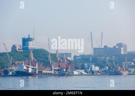 Estate, 2016 - Vladivostok, Russia - Vladivostok facciata marina. Porto commerciale dal lato del mare. Foto Stock