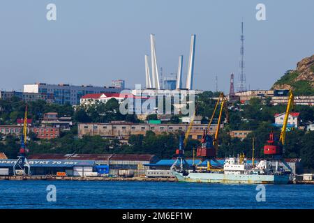 Estate, 2016 - Vladivostok, Russia - Vladivostok facciata marina. Porto commerciale dal lato del mare. Foto Stock