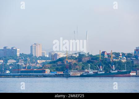 Estate, 2016 - Vladivostok, Russia - Vladivostok facciata marina. Porto commerciale dal lato del mare. Foto Stock