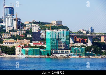 Estate, 2016 - Vladivostok, Russia - Vladivostok facciata marina. Porto commerciale dal lato del mare. Foto Stock