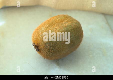 Kiwi frutta in vetrina sil. Luce diurna. Foto Stock