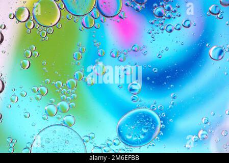 Immagine di sfondo astratto multicolore sfocata realizzata con olio, acqua e sapone con boulbl di mooving Foto Stock