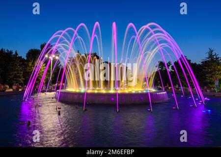 Anapa, Russia - 17 luglio 2020: Una bella fontana multicolore con alti getti, situata vicino all'edificio amministrativo in Th Foto Stock