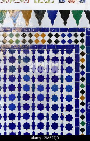 Primi piani delle tessere del mosaico di Zellige (o Zellij) al Palazzo Bahia di Marrakech, Marocco. Le forme sono state tagliate da piastrelle più grandi per creare modelli islamici. Foto Stock