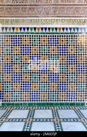 Primi piani delle tessere del mosaico di Zellige (o Zellij) al Palazzo Bahia di Marrakech, Marocco. Le forme sono state tagliate da piastrelle più grandi per creare modelli islamici. Foto Stock