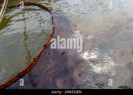 Catastrofica ecologica. Primo piano. Fuoriuscita di prodotti petroliferi in mare. Foto Stock
