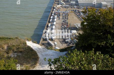 Dover, Inghilterra scogliere bianche e dover porto lungo la costa del canale inglese. Foto Stock