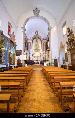 Una vista del ricco, fantasia, oro, altare barocco. Nella chiesa cattolica di Igreja de Santiago a Tavira, Algarve, Portogallo, Europa. Foto Stock