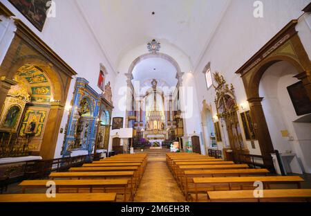 Una vista del ricco, fantasia, oro, altare barocco. Nella chiesa cattolica di Igreja de Santiago a Tavira, Algarve, Portogallo, Europa. Foto Stock