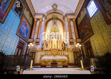 Una vista del ricco, fantasia, oro, altare barocco. Nella chiesa cattolica di Igreja de Santiago a Tavira, Algarve, Portogallo, Europa. Foto Stock