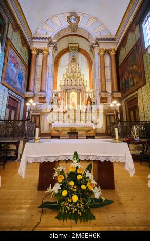 Una vista del ricco, fantasia, oro, altare barocco. Nella chiesa cattolica di Igreja de Santiago a Tavira, Algarve, Portogallo, Europa. Foto Stock