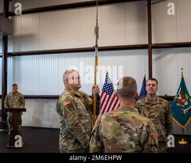 Il comando Sgt. Major Dean Reicks (a sinistra) tiene un halberd cerimoniale, che simboleggia il trasferimento ufficiale della posizione e delle responsabilità del comandante per il 1st Battaglione, 209th Regiment, Regional Training Institute, oltre a 1st Sgt. Andrew Siemek (all'estrema destra) durante una cerimonia di cambio di comando a Camp Ashland, Nebraska, 26 aprile 2022. Reicks è stato il comandante della Noncommissioned Officer Academy per tre anni, eseguendo più di 30 classi del corso di base per leader dell'esercito e laureando più di 5.500 ufficiali non commissionati di forza totale provenienti da 22 stati, 21 comandi della riserva dell'esercito e. Foto Stock