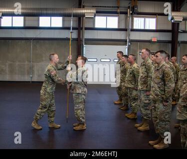 Soldati con 1st battaglione, 209th reggimento, Regional Training Institute, preparano un halberd cerimoniale durante una cerimonia di cambio di comando a Camp Ashland, Nebraska, 26 aprile 2022. Durante la cerimonia, il comando Sgt. Major Dean Reicks trasferì la posizione e le responsabilità del comandante per il reggimento 1-209th RTI 209th a 1st Sgt. Andrew Siemek. Reicks è stato il comandante della Noncommissioned Officer Academy per tre anni, eseguendo più di 30 classi del corso di base per leader dell'esercito e laureando più di 5.500 ufficiali non commissionati di forza totale provenienti da 22 stati, 21 Armata Foto Stock