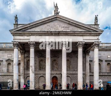 Facciata neoclassica del Parlamento, dal 1803 ha ospitato la Banca d'Irlanda, a College Green, nel centro di Dublino, Irlanda Foto Stock