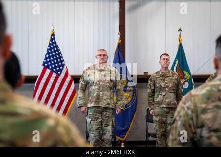 Il comando Sgt. Major Dean Reicks (a sinistra) è all'attenzione durante una cerimonia di cambio di comando a Camp Ashland, Nebraska, 26 aprile 2022. Reicks, che ha servito come comandante per l'Accademia ufficiale non commissionata, 1st battaglione, 209th Reggimento, Istituto di formazione regionale per tre anni, ha trasferito ufficialmente la posizione e le responsabilità oltre a 1st Sgt. Andrew Siemek. Durante il suo mandato, Reicks ha eseguito più di 30 classi del corso di base dell'esercito e si è laureato più di 5.500 ufficiali non commissionati di forza totale da 22 stati, 21 comandi della riserva dell'esercito e sei statio di servizio attivo Foto Stock