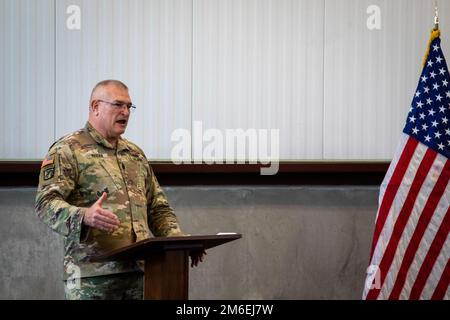 Il comando Sgt. Major Dean Reicks riflette sul suo tempo come comandante per 1st battaglione, 209th reggimento, Regional Training Institute durante una cerimonia di cambio di comando a Camp Ashland, Nebraska, 26 aprile 2022. Reicks è stato il comandante della Noncommissioned Officer Academy per tre anni, eseguendo più di 30 classi del corso base per leader dell'esercito e laureando più di 5.500 ufficiali non commissionati di forza totale provenienti da 22 stati, 21 comandi della riserva dell'esercito e sei stazioni attive. 1st Andrew Siemek, vicecomandante, 1-209th RTI, servirà come comandante provvisorio in gola Foto Stock