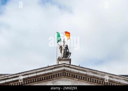 Statua di Hibernia sul tetto del General Post Office, sede dei leader di Easter Rising, in o'Connell Street, centro di Dublino, Irlanda Foto Stock