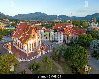 Vista aerea del drone di Wat Chalong, un tempio buddista tailandese situato a Phuket, Thailandia. Foto Stock