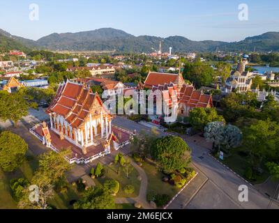 Vista aerea del drone di Wat Chalong, un tempio buddista tailandese situato a Phuket, Thailandia. Foto Stock