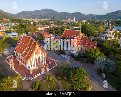 Vista aerea del drone di Wat Chalong, un tempio buddista tailandese situato a Phuket, Thailandia. Foto Stock